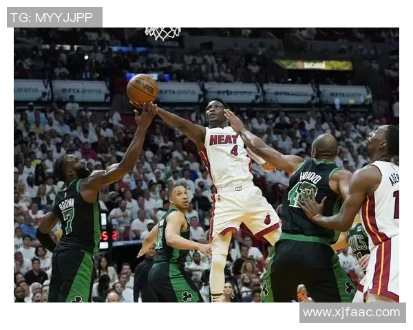 热火与凯尔特人激战正酣大帽瞬间点燃全场激情